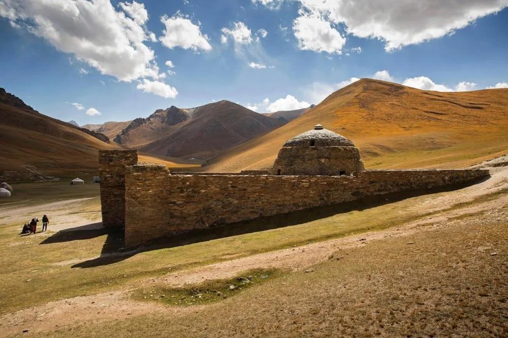 Khám phá Tash Rabat qua những mùa trong năm để cảm nhận vẻ đẹp cổ kính giữa thiên nhiên núi cao Kyrgyzstan