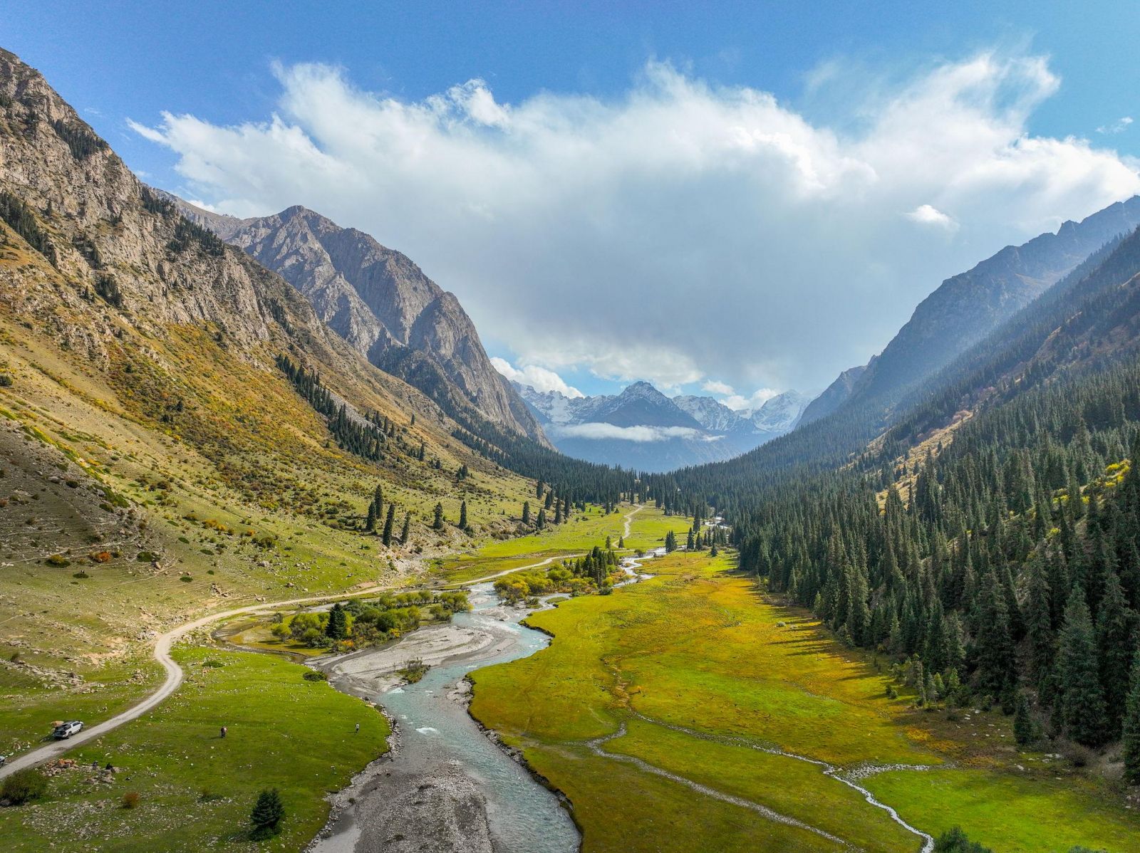 Hẻm núi Barskoon Kyrgyzstan với thung lũng xanh, thác nước và những dãy núi Thiên Sơn hùng vĩ