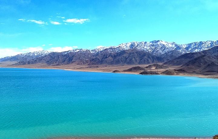 Chiêm ngưỡng vẻ đẹp hồ Issyk-Kul giữa làn nước xanh biếc và những dãy núi tuyết hùng vĩ của Kyrgyzstan