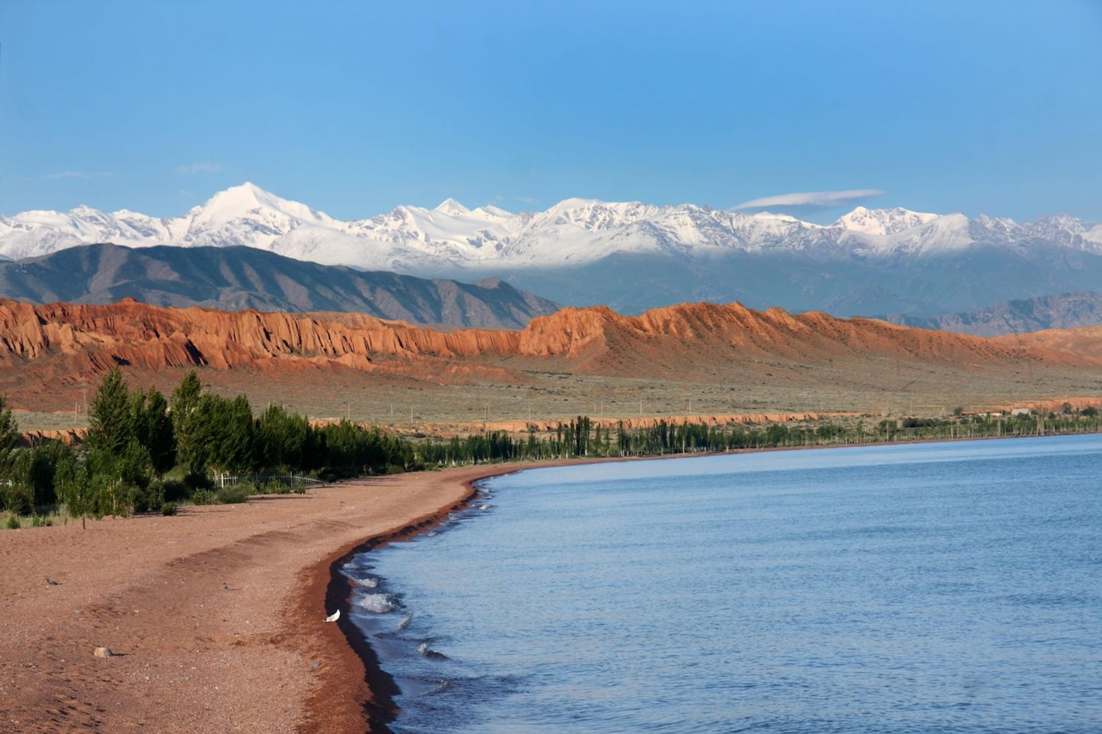 Khám phá hồ Issyk-Kul để tận hưởng vẻ đẹp giao hòa giữa mặt hồ xanh biếc và những dãy núi hùng vĩ