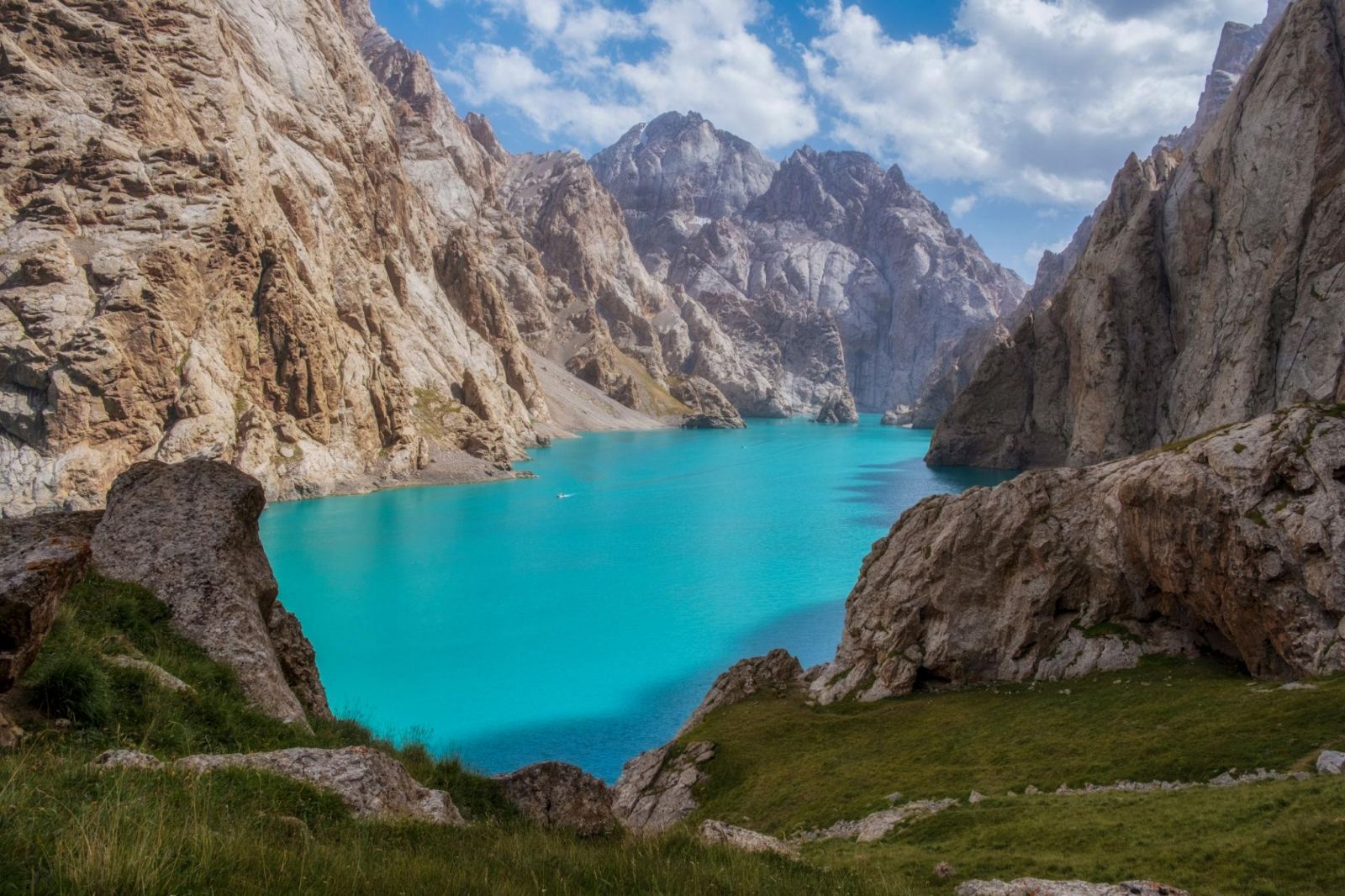 Hồ Kel-Suu Kyrgyzstan với làn nước xanh ngọc bích nằm giữa những vách núi đá hùng vĩ