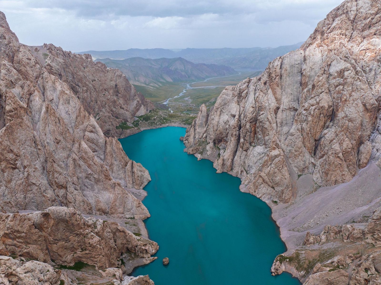 Vẻ đẹp hồ Kel-Suu Kyrgyzstan với làn nước xanh ngọc bích và những vách núi đá dựng đứng