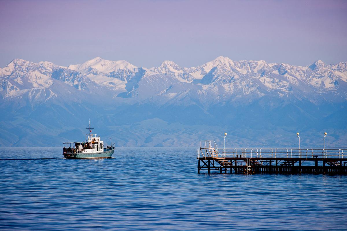Issyk-Kul xanh biếc giữa vòng tay núi tuyết Kyrgyzstan