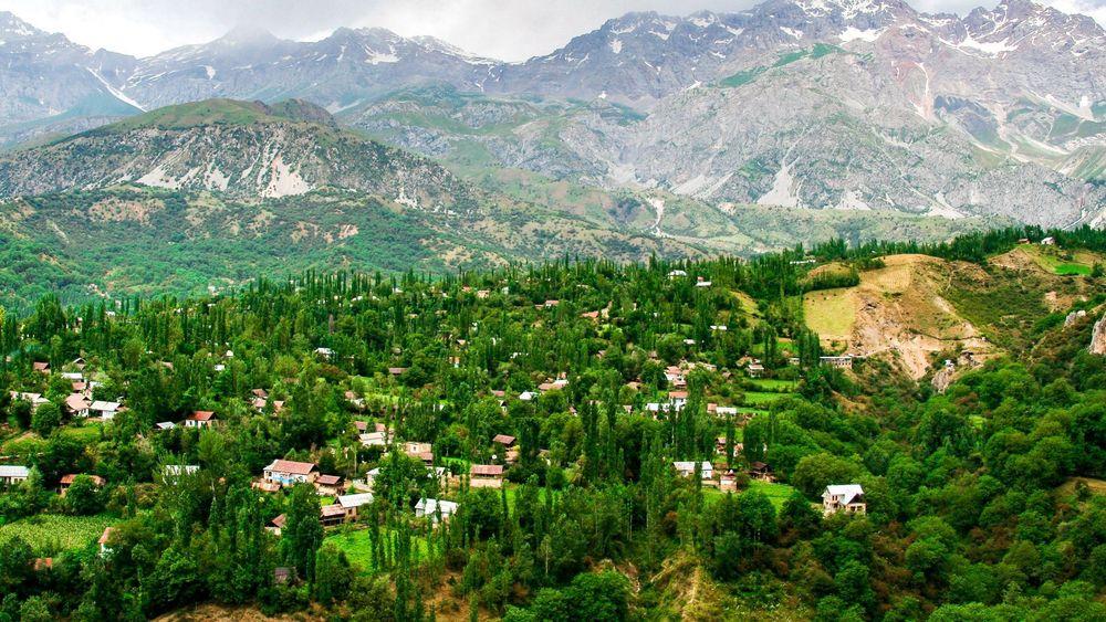 Làng Arslanbob Kyrgyzstan với những ngôi nhà truyền thống, rừng óc chó và cảnh quan núi non hùng vĩ