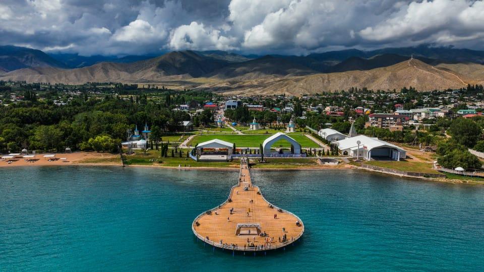 Khám phá Kyrgyzstan qua những hồ xanh, thảo nguyên và núi cao ngoạn mục