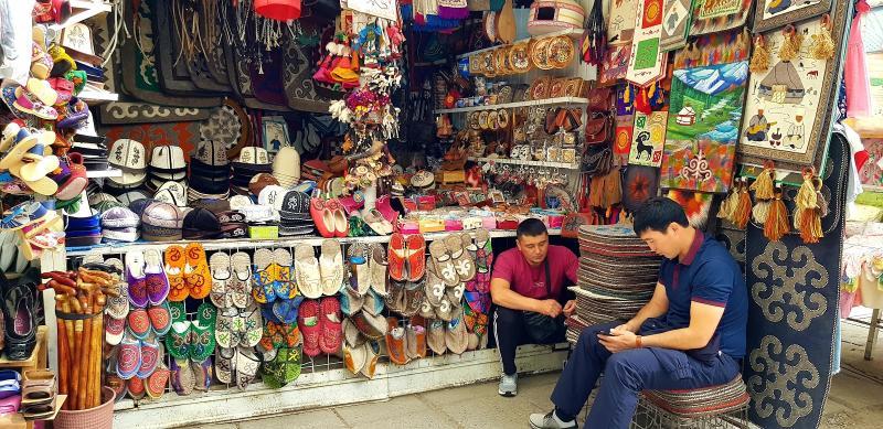 Dạo bước giữa Osh Bazaar để cảm nhận trọn vẹn hương vị, sắc màu và nhịp sống đời thường của Bishkek