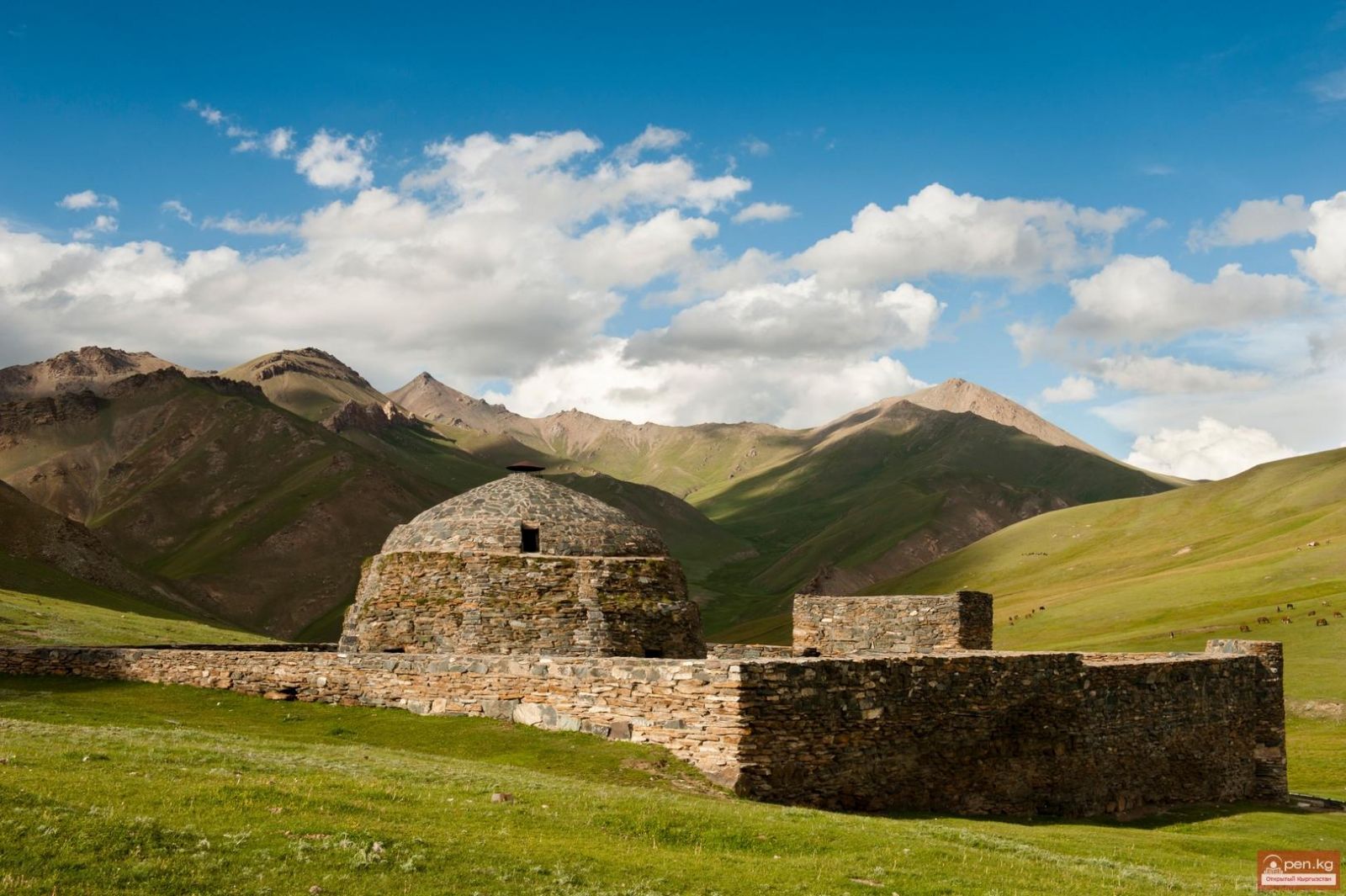 Khám phá Tash Rabat để tìm về dấu ấn Con đường Tơ lụa giữa khung cảnh núi non hoang sơ của Kyrgyzstan
