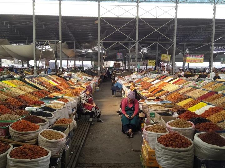 Ghé Osh Bazaar vào những giờ chợ nhộn nhịp để cảm nhận rõ nét nhất nhịp sống thường ngày của Bishkek