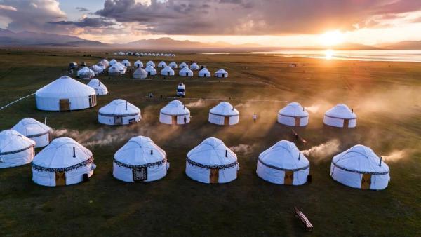 Ghé Kyrgyzstan vào mùa hè để ngủ một đêm trong lều Yurt và cảm nhận nhịp sống du mục giữa thảo nguyên xanh rộng lớn