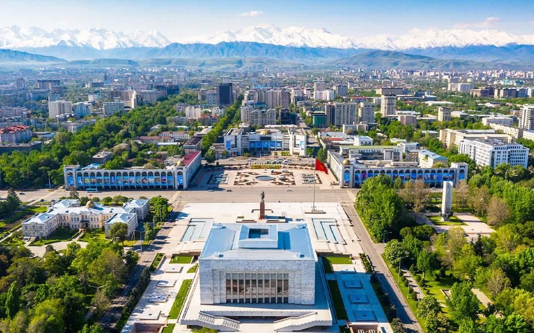 Thủ đô Bishkek Kyrgyzstan với Quảng trường Ala Too và khung cảnh dãy Thiên Sơn hùng vĩ
