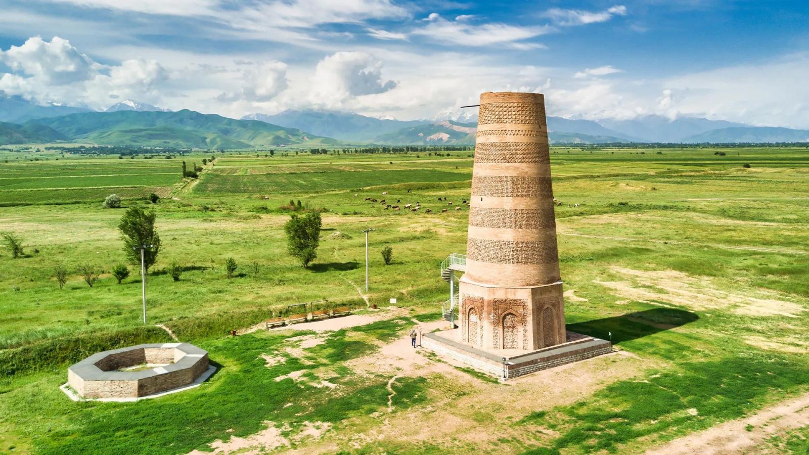 Khám phá tháp Burana qua bốn mùa để cảm nhận vẻ đẹp cổ kính hòa cùng cảnh sắc thiên nhiên Kyrgyzstan