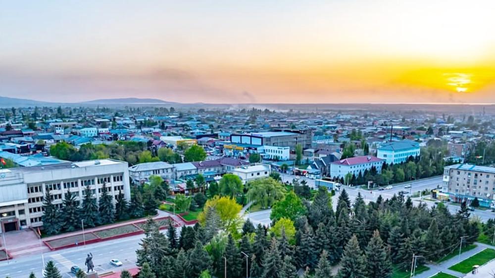Thành phố Karakol Kyrgyzstan với kiến trúc độc đáo và khung cảnh dãy núi Thiên Sơn hùng vĩ