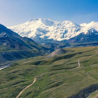 Thung lũng Alay Kyrgyzstan với thảo nguyên rộng lớn và dãy Pamir hùng vĩ phía xa