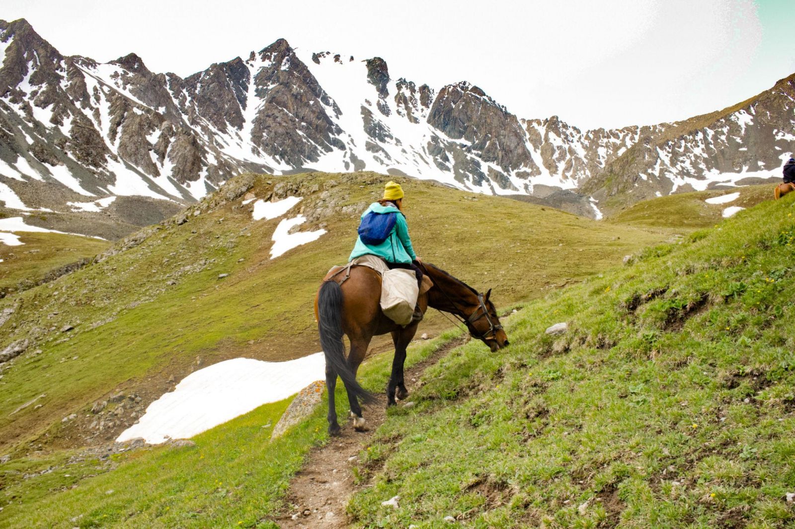 Trải nghiệm du lịch Karakol Kyrgyzstan với trekking, cưỡi ngựa và khám phá văn hóa địa phương