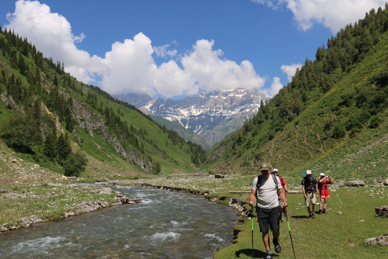 Trải nghiệm du lịch hồ Sary-Chelek Kyrgyzstan với trekking, khám phá rừng tự nhiên và ngắm cảnh hồ