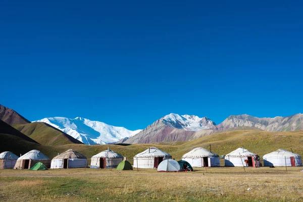 Trải nghiệm thung lũng Alay qua những hành trình giữa thảo nguyên bao la và khung cảnh dãy Pamir hùng vĩ