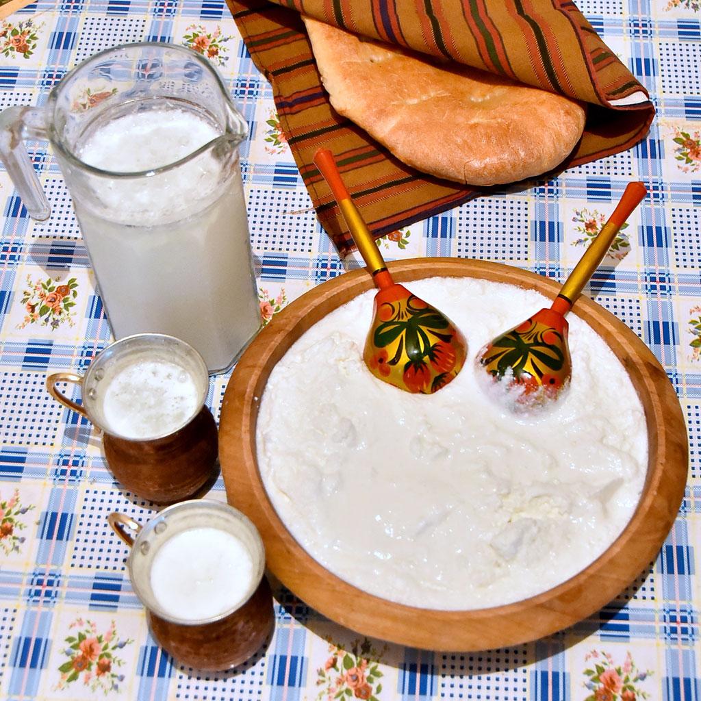 Đồ uống và món ăn nhẹ Turkmenistan với trà xanh, các sản phẩm từ sữa, bánh chiên và trái cây khô