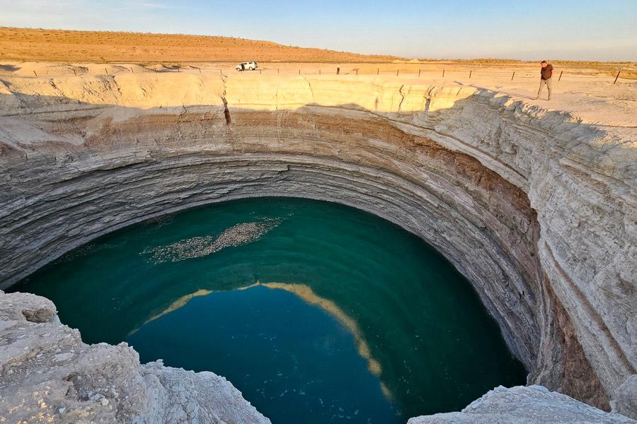 Chiêm ngưỡng những cảnh quan khác biệt giữa không gian mênh mông của sa mạc Karakum.