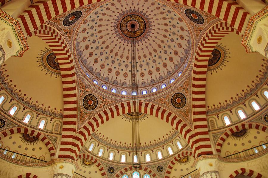 Mỗi góc tại Ertuğrul Gazi đều thể hiện nét tinh tế và uy nghi của kiến trúc Hồi giáo Ottoman giữa lòng Ashgabat