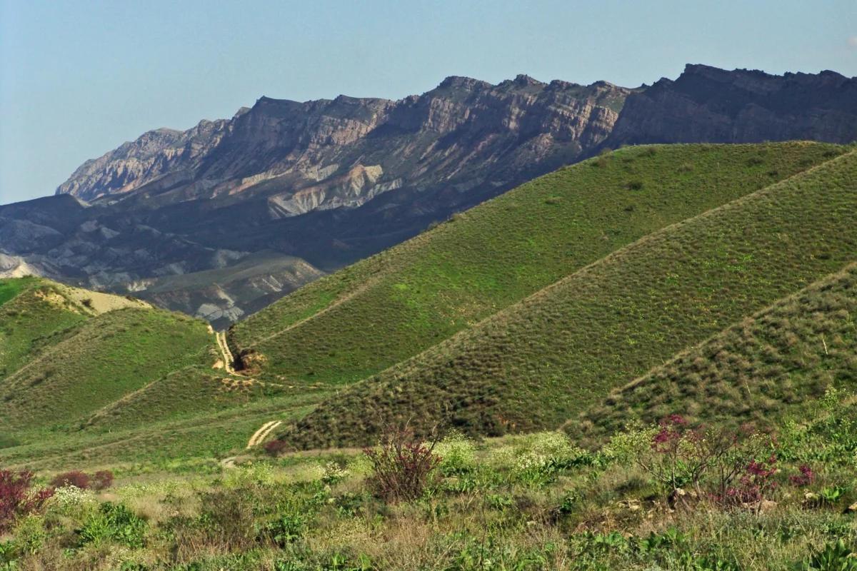 Mỗi điểm dừng tại Sumbar Valley đều mở ra một góc thiên nhiên yên bình giữa núi đá và thung lũng xanh của Turkmenistan