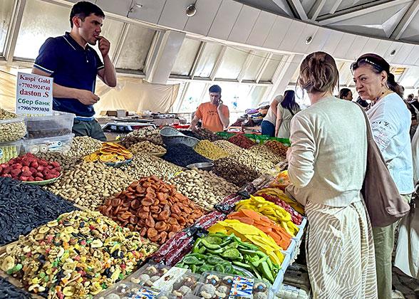 Một vòng Altyn Asyr Bazaar đưa bạn đến gần hơn với sắc màu văn hóa và nhịp sống thường ngày của Turkmenistan