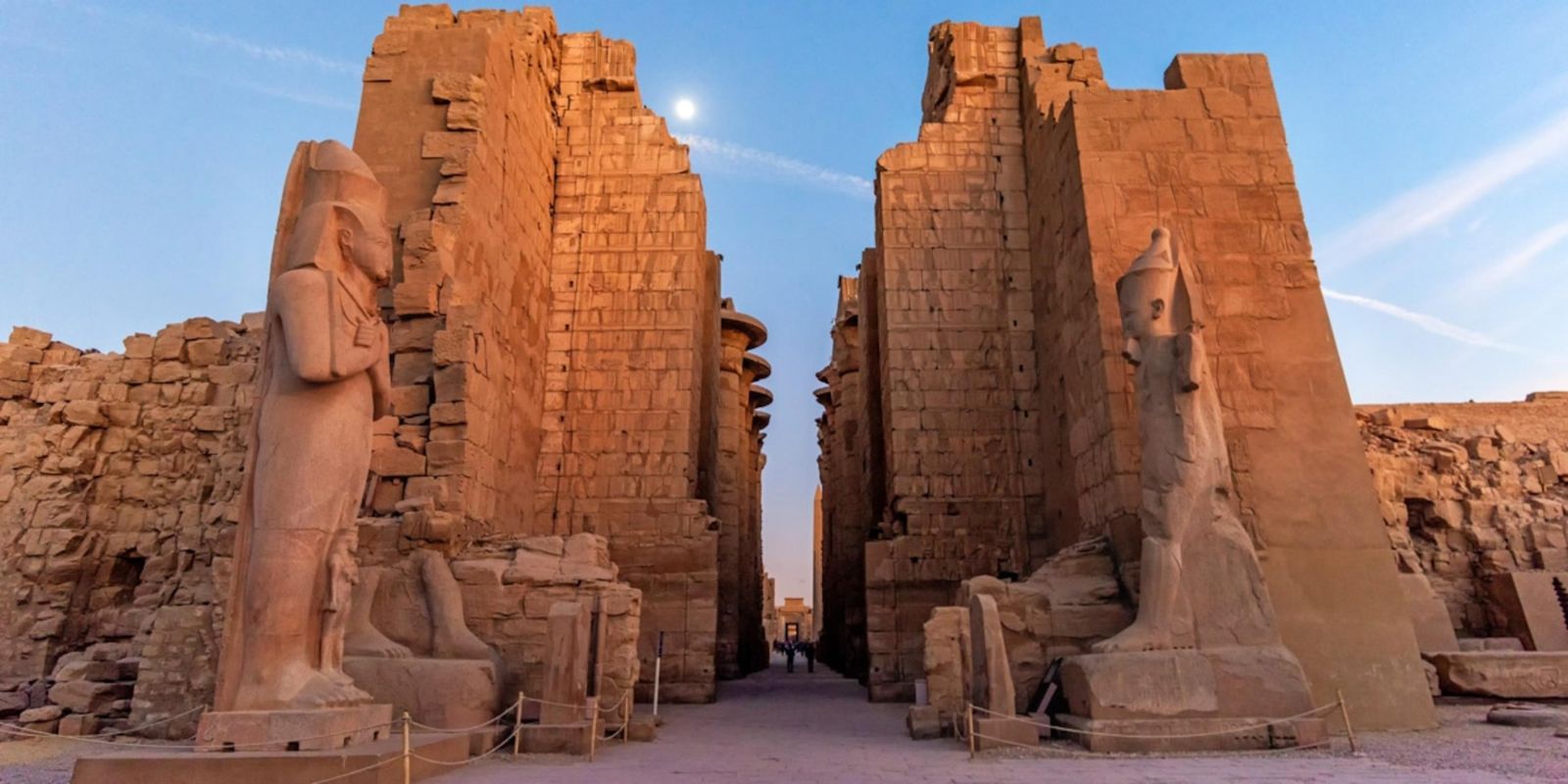Đền Karnak Luxor Ai Cập với những hàng cột đá khổng lồ, tượng cổ và kiến trúc đền thờ uy nghi của nền văn minh Ai Cập cổ đại