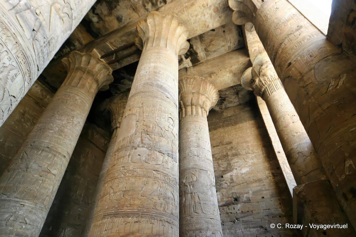 Không gian đền Edfu gây ấn tượng bởi vẻ uy nghi và những dấu tích linh thiêng còn nguyên giá trị qua hàng nghìn năm