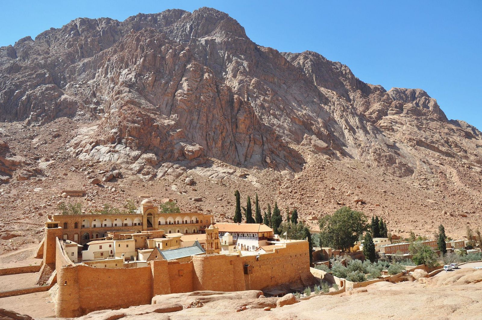Mỗi điểm dừng trên núi Sinai đều mang dấu ấn thời gian, khiến hành trình giữa miền núi đá trở nên sâu lắng và đáng nhớ