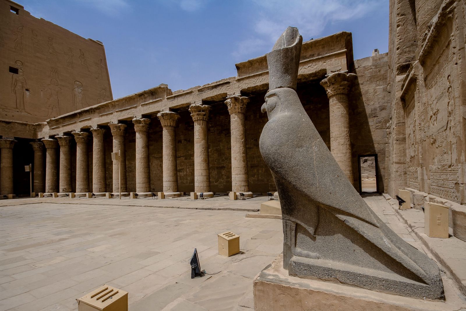 Bước qua những cánh cổng đá cổ kính của Edfu, du khách như được trở về thời kỳ những vị thần hiện diện trong đời sống người Ai Cập