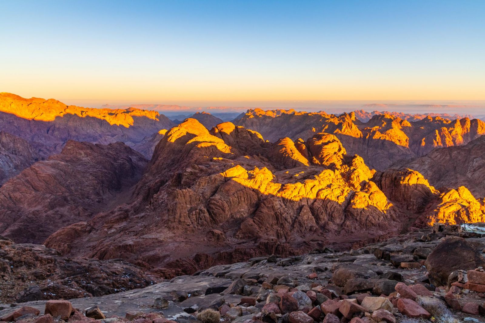 Giữa những tầng núi đá trầm mặc, Sinai mang đến cảm giác thiêng liêng và bình yên khi ánh bình minh dần phủ sáng đường chân trời