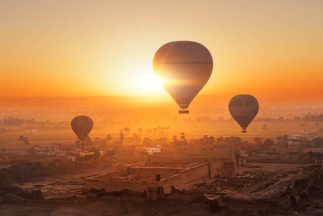 Top trải nghiệm khi du lịch Ai Cập với du thuyền sông Nile, khinh khí cầu Luxor, tham quan kim tự tháp Giza và mua sắm tại chợ Khan El Khalili