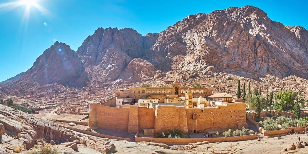 Tu viện Saint Catherine Mount Sinai Ai Cập với những bức tường đá cổ kính nằm giữa khung cảnh núi non hùng vĩ của bán đảo Sinai