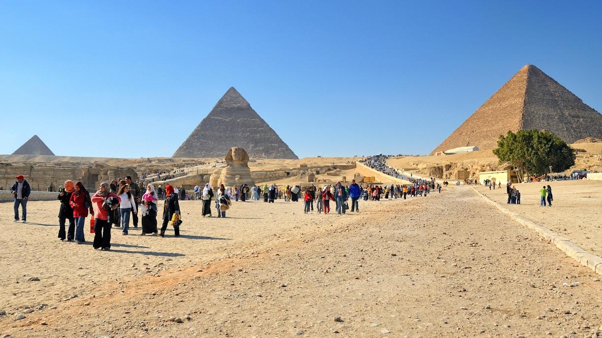 Chi phí đi du lịch Ai Cập với các khoản vé máy bay, visa, khách sạn, ăn uống, di chuyển và tham quan kim tự tháp Giza, Luxor, Aswan