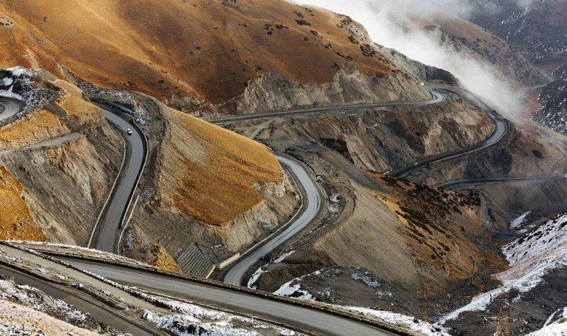 Pamir Highway đưa bạn qua những cung đường quanh co giữa núi cao, nơi mỗi khúc cua lại mở ra một khung cảnh khác biệt của Tajikistan
