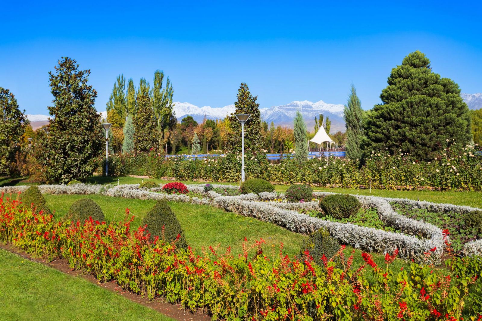Công viên Rudaki Park Dushanbe Tajikistan với tượng đài nhà thơ Rudaki, đài phun nước và những khu vườn xanh mát giữa trung tâm thủ đô
