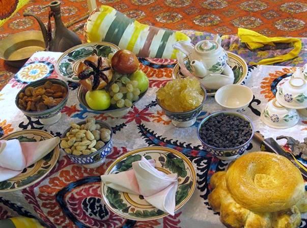 Một tách trà cùng những món ăn nhẹ giản dị cũng đủ để cảm nhận nét gần gũi trong văn hóa ẩm thực Tajikistan