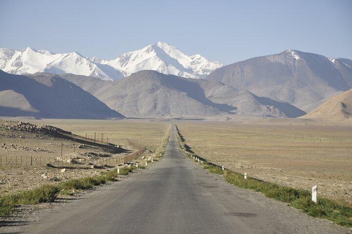 Dãy Pamir Tajikistan với những đỉnh núi cao, thung lũng rộng và cảnh quan thiên nhiên hùng vĩ