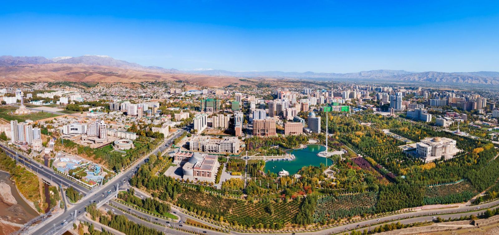Dushanbe mang đến một góc nhìn hiện đại, xanh mát nhưng vẫn đậm dấu ấn văn hóa Tajikistan