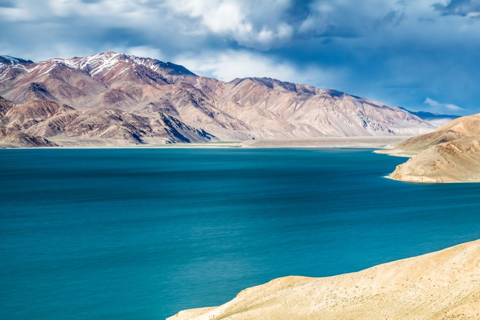Bulunkul và Yashilkul mang hai sắc thái riêng của miền Pamir, nơi hồ nước, thảo nguyên và núi cao hòa quyện trong vẻ đẹp nguyên sơ