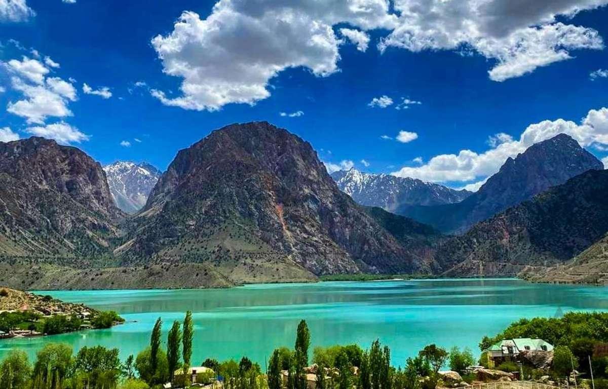Hồ Iskanderkul Tajikistan với làn nước xanh ngọc nổi bật giữa những dãy núi Fann hùng vĩ