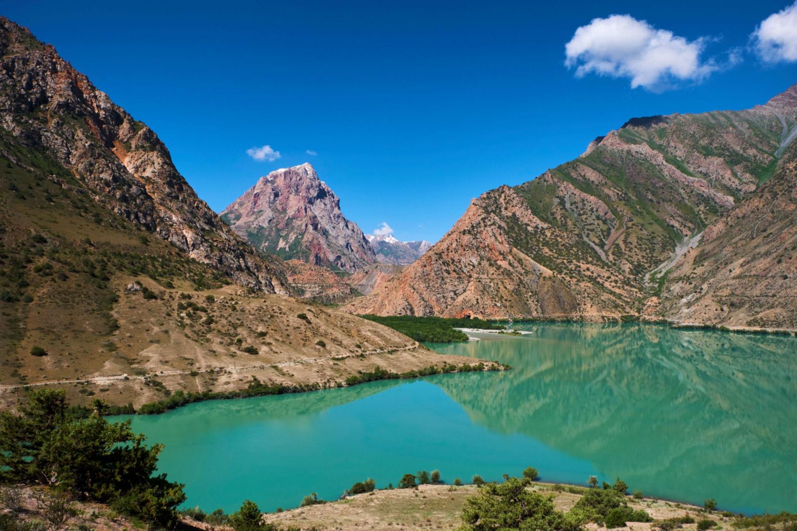Hồ Iskanderkul Tajikistan với làn nước xanh nổi bật giữa những dãy núi hùng vĩ của Fann Mountains