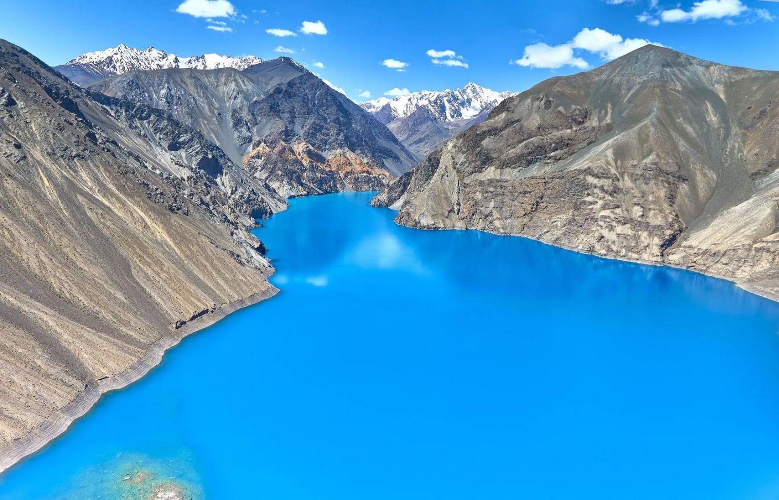 Hồ Sarez Tajikistan với làn nước xanh thẳm nằm giữa những dãy núi Pamir cao lớn và địa hình hiểm trở