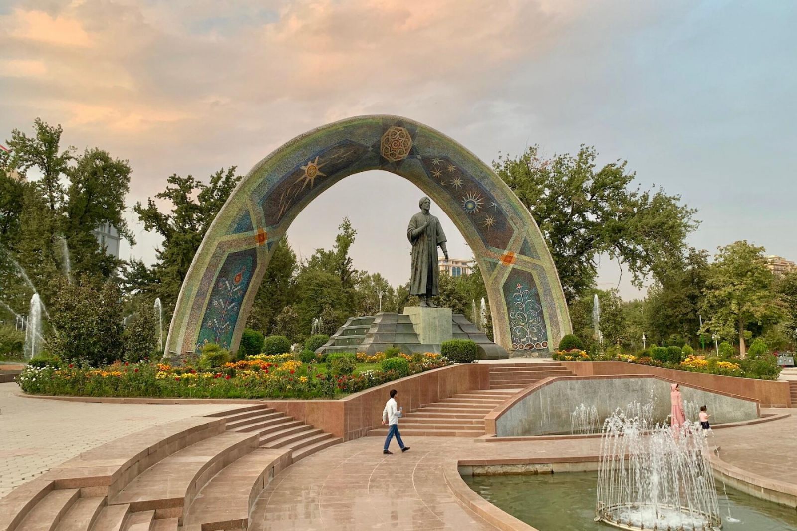 Dushanbe đưa bạn qua những công trình biểu tượng, không gian xanh và dấu ấn văn hóa đặc trưng của thủ đô Tajikistan