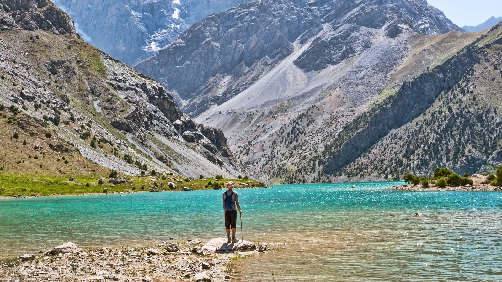Từ những hồ nước xanh trong đến các đỉnh núi sừng sững, Fann Mountains hội tụ những cảnh sắc thiên nhiên ấn tượng của Tajikistan
