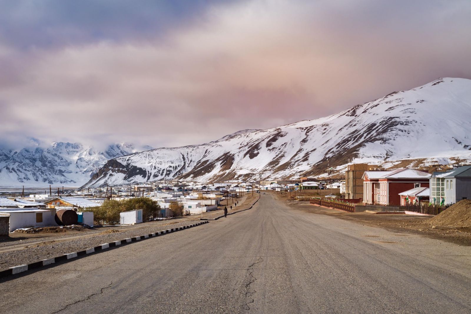 Từ hồ nước xanh đến những con đèo cao vút, Pamir Highway mở ra hành trình đầy ấn tượng giữa miền núi Pamir hoang sơ