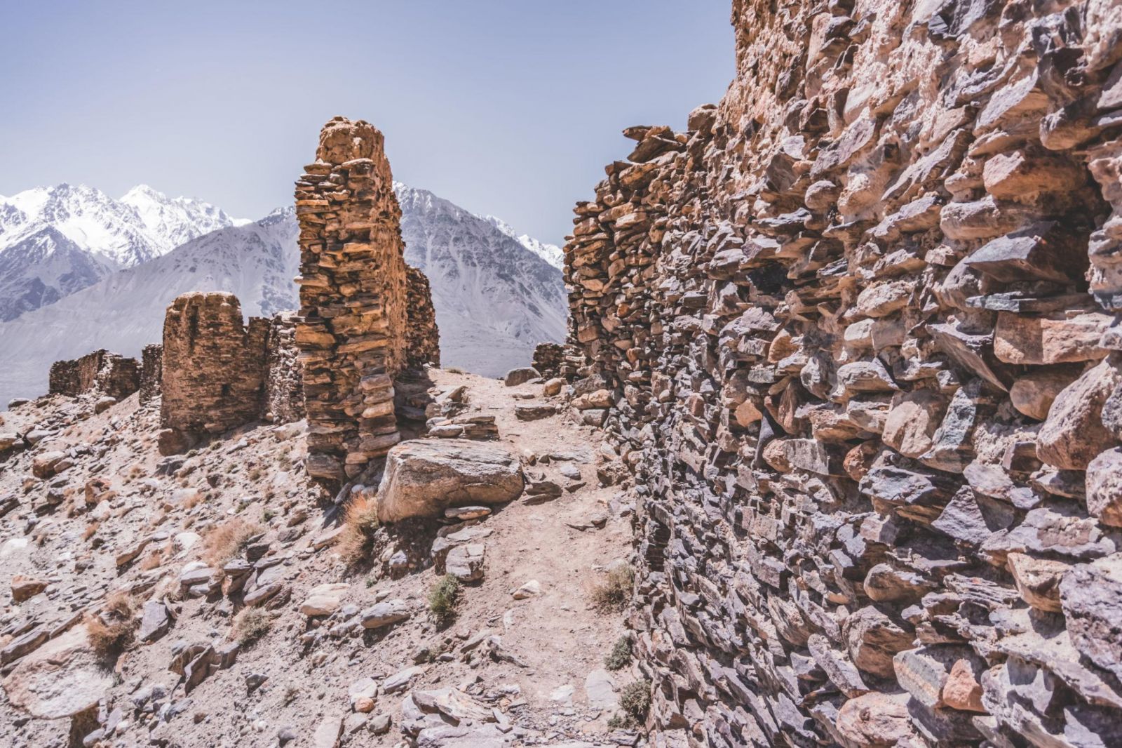 Từ những bức tường thành nhuốm màu thời gian đến khung cảnh Wakhan rộng lớn, Yamchun mang vẻ đẹp giao hòa giữa lịch sử và thiên nhiên
