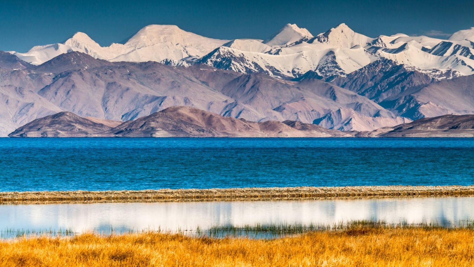 Từ hồ nước giữa cao nguyên đến những đỉnh núi tuyết và sông băng khổng lồ, Pamir hội tụ những kỳ quan thiên nhiên nổi bật của Tajikistan