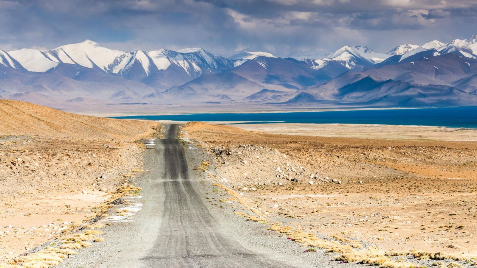 Mỗi chặng đường trên Pamir Highway là một trải nghiệm đáng nhớ giữa những con đèo hiểm trở và cảnh sắc núi non hùng vĩ của Tajikistan