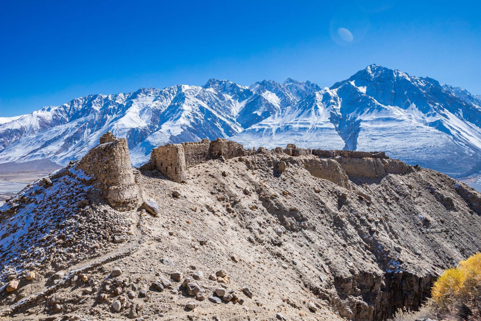 Giữa núi non Wakhan hùng vĩ, pháo đài Yamchun đứng như chứng nhân của những thế kỷ lịch sử nơi biên giới Tajikistan