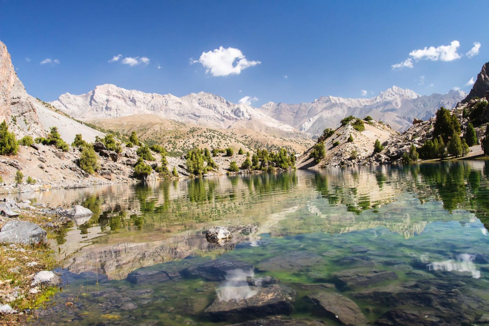 Mùa hè khoác lên Fann Mountains sắc xanh của hồ nước và thung lũng, làm nổi bật vẻ đẹp hùng vĩ của những đỉnh núi cao